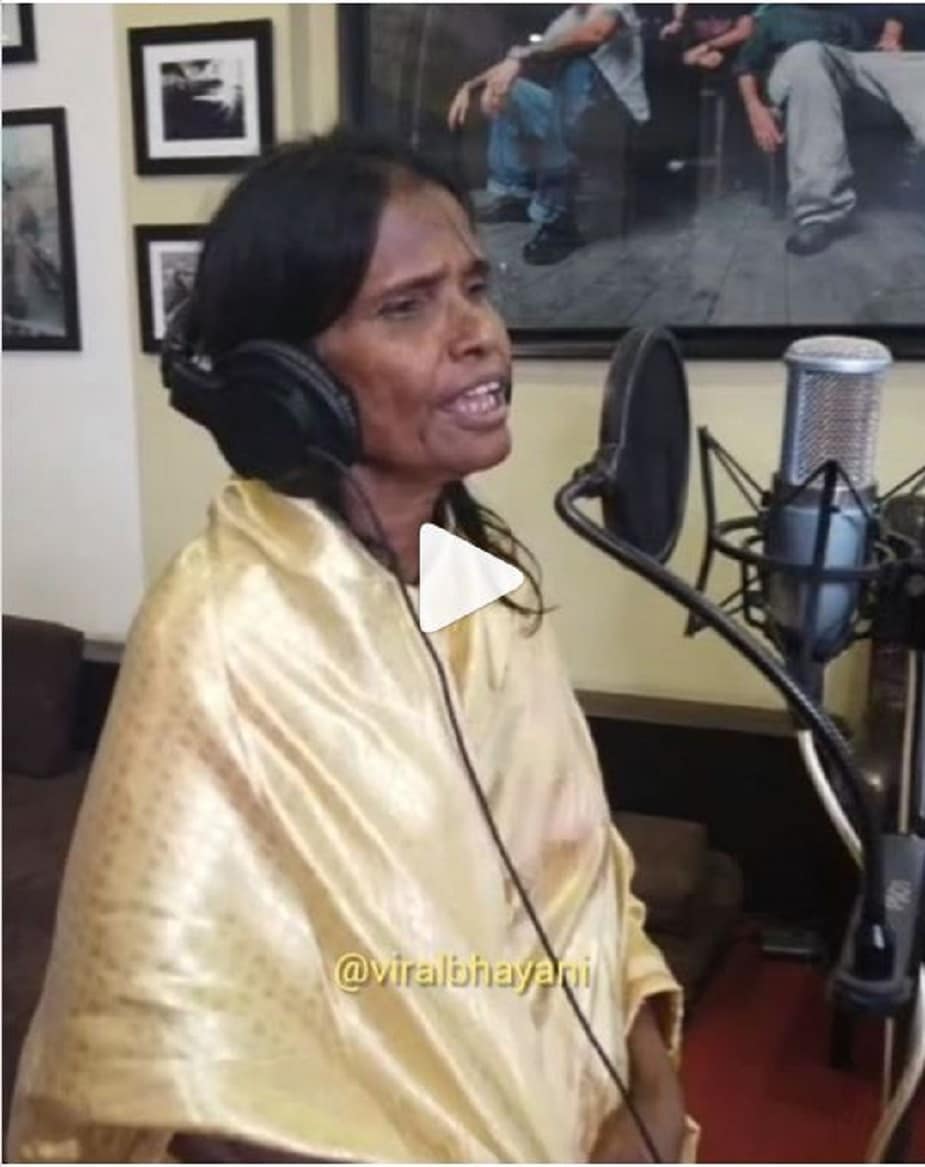 তারকা রাণুর জীবনে অনেক পরিবর্তন আসে । একের পর এক গানেরও অফার পেতে শুরু করেন। কলকাতার এক পুজোর থিম সং গেয়েছেন ইতিমধ্যেই। তবে শুধু কলকাতা নয়, এবার রাণু পাড়ি দিলেন মুম্বই। গান গাইলেন হিন্দি ছবির জন্য! তাও বিখ্যাত সঙ্গীতশিল্পী হিমেশ রেশমিয়ার সঙ্গে। হ্যাপি হার্ডি এন্ড হীর ছবিতে শোনা যাবে রাণুর গান। তারকা রাণুর জীবনে অনেক পরিবর্তন আসে । একের পর এক গানেরও অফার পেতে শুরু করেন। কলকাতার এক পুজোর থিম সং গেয়েছেন ইতিমধ্যেই। তবে শুধু কলকাতা নয়, এবার রাণু পাড়ি দিলেন মুম্বই। গান গাইলেন হিন্দি ছবির জন্য! তাও বিখ্যাত সঙ্গীতশিল্পী হিমেশ রেশমিয়ার সঙ্গে। হ্যাপি হার্ডি এন্ড হীর ছবিতে শোনা যাবে রাণুর গান।