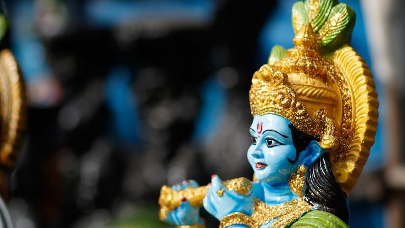 ৯০. সুরগণ নাম রেখেছেন ঠাকুর দয়াল, ৯১. সিদ্ধগণ নাম রেখেছেন পুতনা-নাশন, ৯২. সিদ্ধার্থ নাম রেখেছেন কপিল তপোধন, ৯৩. ভাদুরি নাম রেখেছেন অগতির গতি, ৯৪. মৎস্যগন্ধা নাম রেখেছেন ত্রিলোকের পতি, ৯৫. শুক্রাচার্য নাম রেখেছেন অখিল বান্ধব । ছবি সংগৃহীত, ৯৬. বিষ্ণুলোকে নাম রেখেছেন দেব শ্রীমাধব, ৯৭. যদুগণ নাম রেখেছেন যদুকুলপতি, ৯৮. অশ্বিনীকুমার নাম রেখেছেন সৃষ্টি-স্থিতি, ৯৯. অর্য্যমা নাম রেখেছেন কাল-নিবারণ ৷ ছবি সংগৃহীত ৷