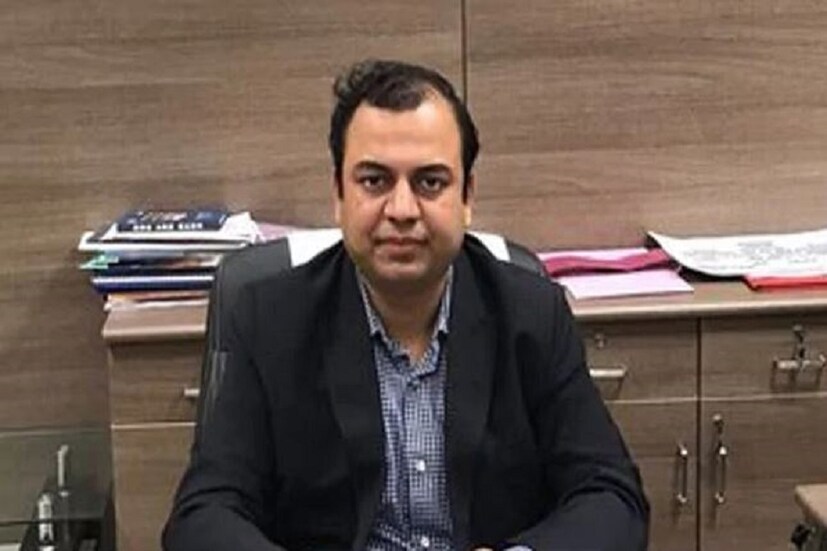 গুজরাতের জনৈক IAS অফিসার গৌরব দাহিয়ার বিরুদ্ধে প্রতারণার অভিযোগ আনলেন এক মহিলা । তাঁর ৮ মাসের কন্যাসন্তানের বাবা দাহিয়া ও এই ঘটনার সততা প্রমাণ করার জন্য DNA পরীক্ষার আবেদনও জানিয়েছেন এই মহিলা । 