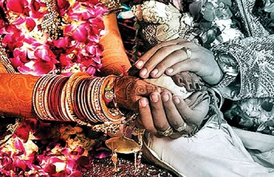 ঘটনাটি ঘটেছে তামিলনাডুর ভেল্লুপুরমের সিঙ্গানুর গ্রামে। ডি আলেকজান্ডার, ৩১ বছরের বিয়ে ঠিক হয়েছিল ২ সেপ্টেম্বর। শুক্রবার হঠাৎ আলেকজান্ডারের বাবা দেবমণির অসুস্থ হয়ে মারা যান। ভাঙা মন নিয়ে আলেকজান্ডার তাঁর বাবার মৃতদেহের সামনে বিয়ে করার সিদ্ধান্ত নেন। ঘটনাটি ঘটেছে তামিলনাডুর ভেল্লুপুরমের সিঙ্গানুর গ্রামে। ডি আলেকজান্ডার, ৩১ বছরের বিয়ে ঠিক হয়েছিল ২ সেপ্টেম্বর। শুক্রবার হঠাৎ আলেকজান্ডারের বাবা দেবমণির অসুস্থ হয়ে মারা যান। ভাঙা মন নিয়ে আলেকজান্ডার তাঁর বাবার মৃতদেহের সামনে বিয়ে করার সিদ্ধান্ত নেন।