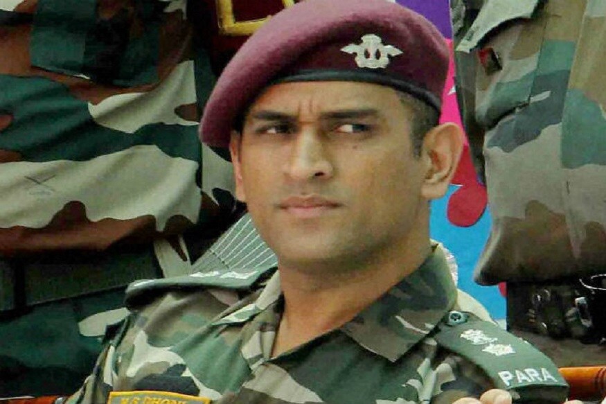 সেনার উর্দি পড়ে যখন গাড়ি থেকে নেমেছেন ঠিক তখনই প্রাক্তন ভারতীয় ক্রিকেট দলের অধিনায়ককে ছেঁকে ধরেছেন সবাই ৷ ছবি সংগৃহীত ৷ সেনার উর্দি পড়ে যখন গাড়ি থেকে নেমেছেন ঠিক তখনই প্রাক্তন ভারতীয় ক্রিকেট দলের অধিনায়ককে ছেঁকে ধরেছেন সবাই ৷ ছবি সংগৃহীত ৷