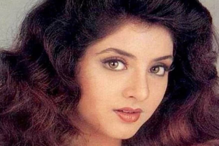 তবে খুব অল্প বয়সেই আত্মহত্যা করেন দিব্যা৷ ইন্ডাস্ট্রিতে৷ তবে সেটা আত্মহত্যা নাকি খুন, তা নিয়ে এখনও ধোঁয়াশা রয়ে গিয়েছে৷ তবে খুব অল্প বয়সেই আত্মহত্যা করেন দিব্যা৷ ইন্ডাস্ট্রিতে৷ তবে সেটা আত্মহত্যা নাকি খুন, তা নিয়ে এখনও ধোঁয়াশা রয়ে গিয়েছে৷