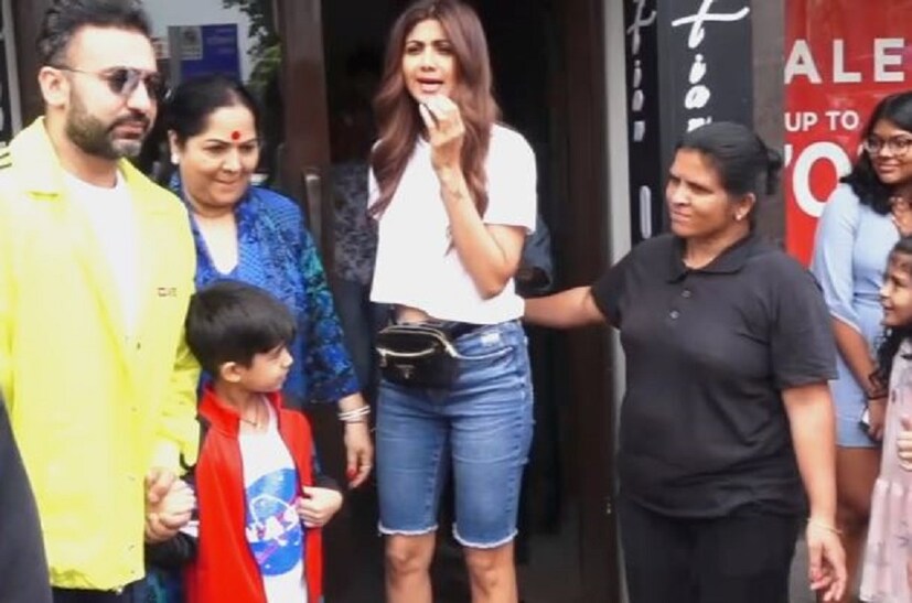 ডেনিম কেপরি, সাদা ক্রপ টপ, খোলা চুলে 'কুল অ্যান্ড কাম' অবতারে দেখা মেলে 'ধড়কন' স্টারের!