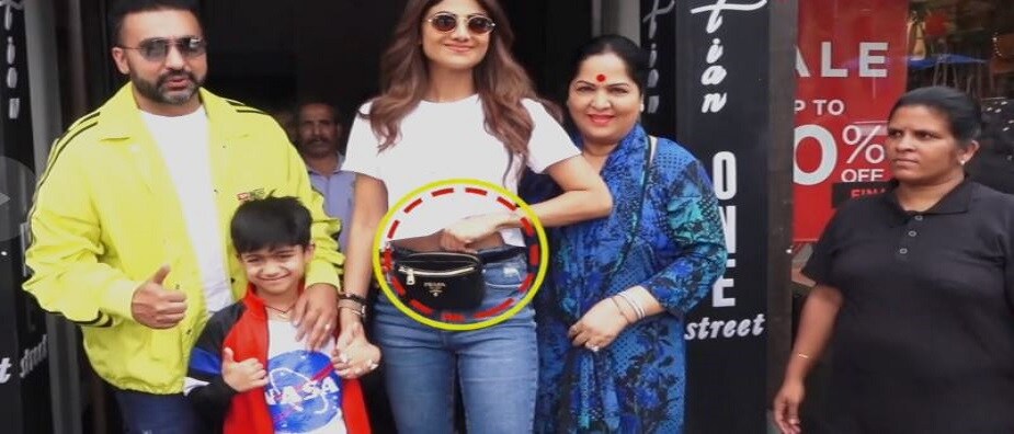 শিল্পার কোমড়ে ছিল বেশ ভারী একটি ওয়েস্ট ব্যাগ, বেল্টটিও ছিল হালকা করে বাঁধা! সেই কারণেই কোমড় থেকে নেমে যায় ডেনিম! বাধ্য হয়েই সবার সামনে প্যান্ট ঠিক করেন নায়িকা! শিল্পার কোমড়ে ছিল বেশ ভারী একটি ওয়েস্ট ব্যাগ, বেল্টটিও ছিল হালকা করে বাঁধা! সেই কারণেই কোমড় থেকে নেমে যায় ডেনিম! বাধ্য হয়েই সবার সামনে প্যান্ট ঠিক করেন নায়িকা!