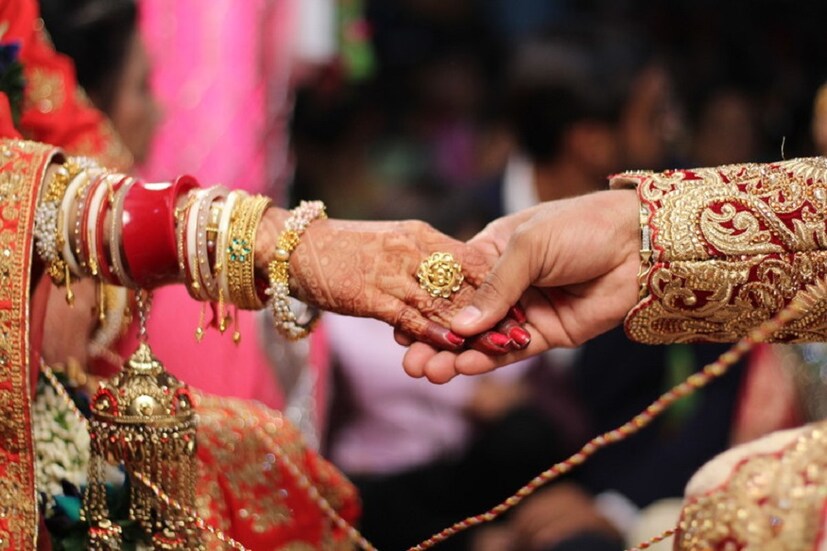 একদিকে প্রেম করে বিয়ে করলে বাড়ি ছাড়তে হয় ৷ তো অন্যদিকে সম্বন্ধ করে বিয়ে দিলে মেয়ের বাবাকে মোটা টাকা দিয়ে বিয়ে হয় ৷ প্রতীকী ছবি ৷