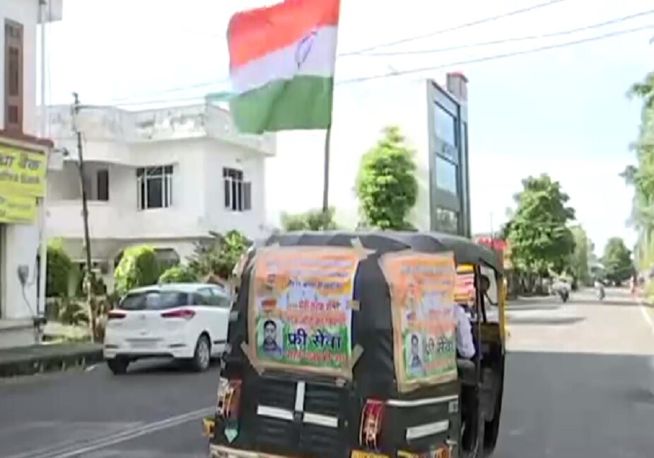 অটোতে লাগানো রয়েছে একাধিক পোস্টার যেখান কাশ্মীর সিদ্ধান্তের জন্য প্রধানমন্ত্রী নরেন্দ্র মোদিকে ধন্যবাদ জানিয়ে যাত্রীদের বিনামূল্যে যাতায়াত করার আহ্বান জানিয়েছেন তিনি । অটোতে লাগানো রয়েছে একাধিক পোস্টার যেখান কাশ্মীর সিদ্ধান্তের জন্য প্রধানমন্ত্রী নরেন্দ্র মোদিকে ধন্যবাদ জানিয়ে যাত্রীদের বিনামূল্যে যাতায়াত করার আহ্বান জানিয়েছেন তিনি ।