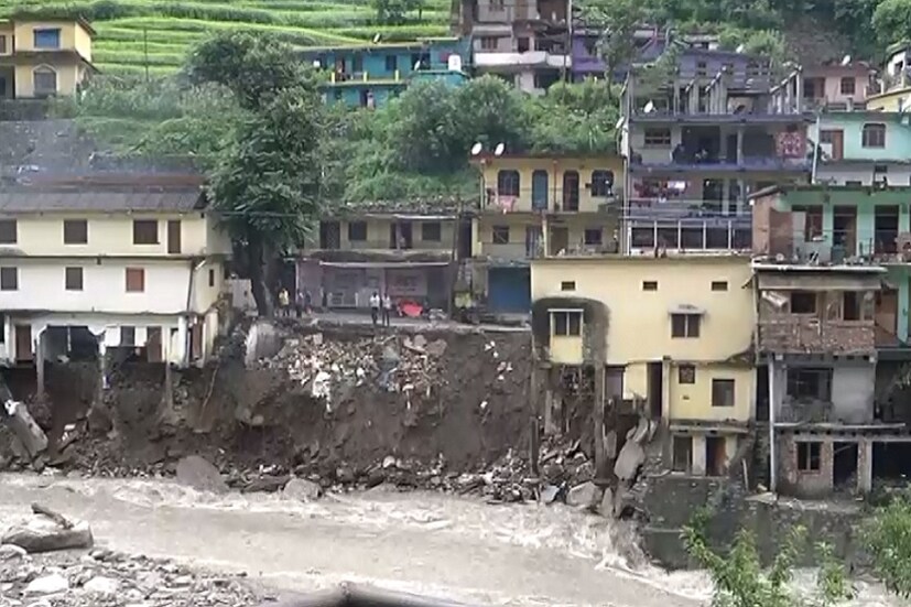 উত্তরাখণ্ডে চলছে বজ্রবিদ্যুৎ-সহ বৃষ্টি। এরই মধ্যে হড়পা বান। সেই জলের স্রোতে ভেঙে পড়ছে আস্ত বাড়ি। তলিয়ে গেল সেই জলে