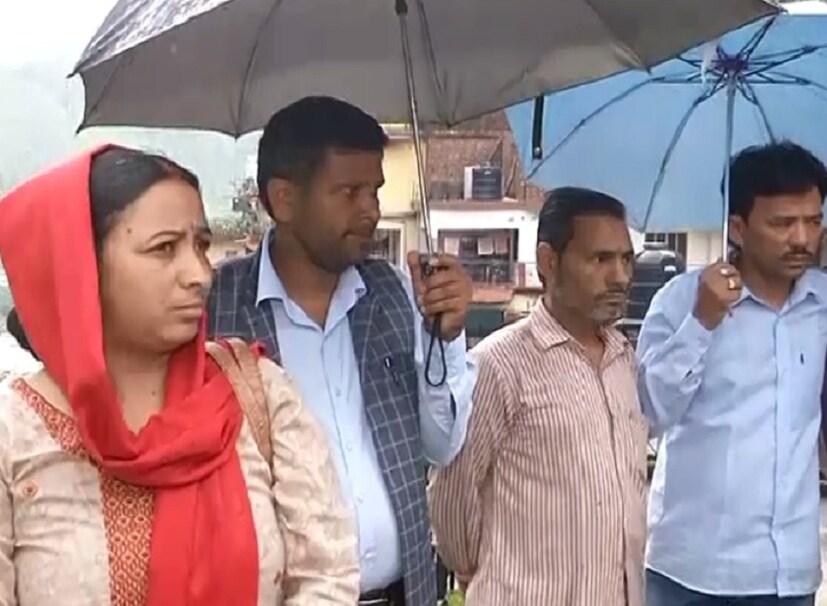 লক্ষী ও বানজবাগড় গ্রামের মানুষ আতঙ্কে রয়েছে কারণ উভয় গ্রামে ভূমিধসের ঝুঁকি রয়েছে