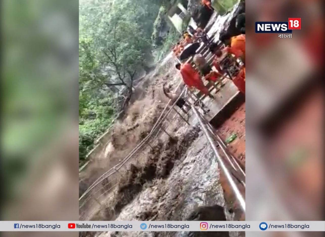 মন্দিরে পুজো চলাকালীন ঘটে বিপত্তি। তখন মন্দিরে উপস্থিত প্রচুর ভক্ত ৷ আচমকা এমন ঘটনায় পালাতে হুড়োহুড়ি পড়ে যায় ৷ মন্দিরে পুজো চলাকালীন ঘটে বিপত্তি। তখন মন্দিরে উপস্থিত প্রচুর ভক্ত ৷ আচমকা এমন ঘটনায় পালাতে হুড়োহুড়ি পড়ে যায় ৷