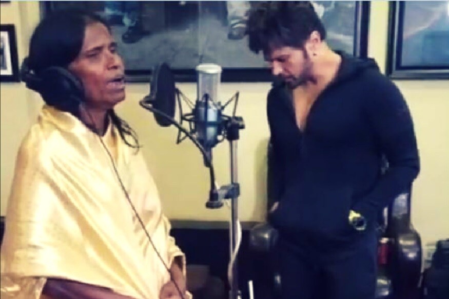 সম্প্রতি সারা দেশে আলোড়ন তুলে দিয়েছেন রানাঘাটের রাণু মণ্ডল ৷ আজ তিনি হিমেশ রেশমাইয়ার সঙ্গে গান গাইচ্ছেন ৷ আগামী দিনে আরও সোনালি স্বপ্ন অপেক্ষা করছে রাণুর জন্য ৷ সম্প্রতি সারা দেশে আলোড়ন তুলে দিয়েছেন রানাঘাটের রাণু মণ্ডল ৷ আজ তিনি হিমেশ রেশমাইয়ার সঙ্গে গান গাইচ্ছেন ৷ আগামী দিনে আরও সোনালি স্বপ্ন অপেক্ষা করছে রাণুর জন্য ৷