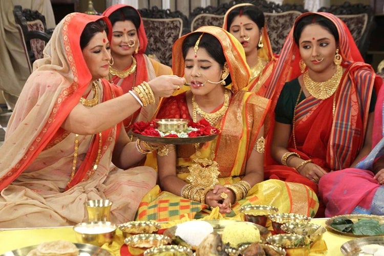 সব সমস্যার জন্য যার দিকে সবচেয়ে বেশি অভিযোগ, তিনি হলেন তিনটি বাংলা ধারাবহিকের প্রযোজক সুব্রত রায় ৷ মাসের পর মাস শিল্পীদের টাকার বকেয়া রেখেছেন তিনি বলে অভিযোগ ৷ চ্যানেল কর্তৃপক্ষের উদ্যোগে অবশেষে পরিস্থিতির কিছুটা সামাল দেওয়া গিয়েছে ৷ শ্যুটিং শুরু হয়েছে ‘করুণাময়ী রানি রাসমণী’ ধারাবাহিকের ৷ চ্যানেলের তরফে ১৫ দিনে বকেয়া মেটানোর আশ্বাস দেওয়া হয়েছে ৷ সব সমস্যার জন্য যার দিকে সবচেয়ে বেশি অভিযোগ, তিনি হলেন তিনটি বাংলা ধারাবহিকের প্রযোজক সুব্রত রায় ৷ মাসের পর মাস শিল্পীদের টাকার বকেয়া রেখেছেন তিনি বলে অভিযোগ ৷ চ্যানেল কর্তৃপক্ষের উদ্যোগে অবশেষে পরিস্থিতির কিছুটা সামাল দেওয়া গিয়েছে ৷ শ্যুটিং শুরু হয়েছে ‘করুণাময়ী রানি রাসমণী’ ধারাবাহিকের ৷ চ্যানেলের তরফে ১৫ দিনে বকেয়া মেটানোর আশ্বাস দেওয়া হয়েছে ৷