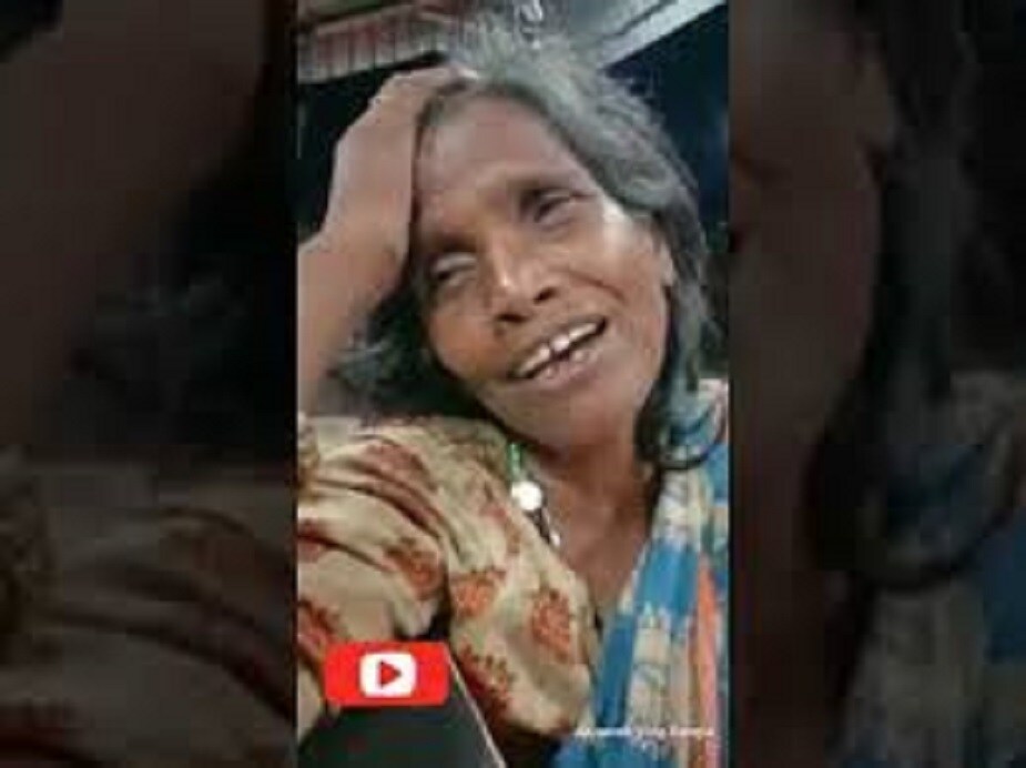 কোথাও গান শেখেননি রাণু। সব গান শুনে শুনে মুখস্থ, তাও হুবহু লতার গলা। মেয়েরা বিয়ের পর মাকে একা রেখে চলে গিয়েছিল। সেই রাণু মন্ডলের একটি গান সোশ্যাল মিডিয়ায় ভাইরাল হওয়ার পর খুলে গেল ভাগ্য। রাতারাতি সেলেব হয়ে গেলেন রানাঘাটের স্টেশনের রাণু। এরপরই মেয়েরা ফিরে এল তাঁর কাছে। কোথাও গান শেখেননি রাণু। সব গান শুনে শুনে মুখস্থ, তাও হুবহু লতার গলা। মেয়েরা বিয়ের পর মাকে একা রেখে চলে গিয়েছিল। সেই রাণু মন্ডলের একটি গান সোশ্যাল মিডিয়ায় ভাইরাল হওয়ার পর খুলে গেল ভাগ্য। রাতারাতি সেলেব হয়ে গেলেন রানাঘাটের স্টেশনের রাণু। এরপরই মেয়েরা ফিরে এল তাঁর কাছে।
