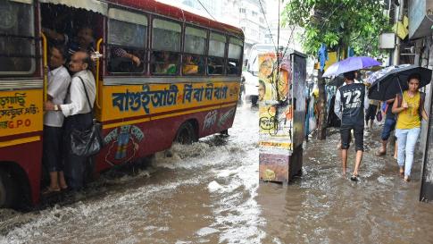 ভারী বৃষ্টির জেরে গত দু’দিন জলের তলায় ছিল কলকাতার বিভিন্ন এলাকা। রবিবার নর্দমার পলি পরিষ্কারে করে পুরসভা। কৈখালির বেশ কয়েকটি এলাকায় জল বের করতে পাম্প ব্যবহার করে পুরসভা। Representational Image ভারী বৃষ্টির জেরে গত দু’দিন জলের তলায় ছিল কলকাতার বিভিন্ন এলাকা। রবিবার নর্দমার পলি পরিষ্কারে করে পুরসভা। কৈখালির বেশ কয়েকটি এলাকায় জল বের করতে পাম্প ব্যবহার করে পুরসভা। Representational Image