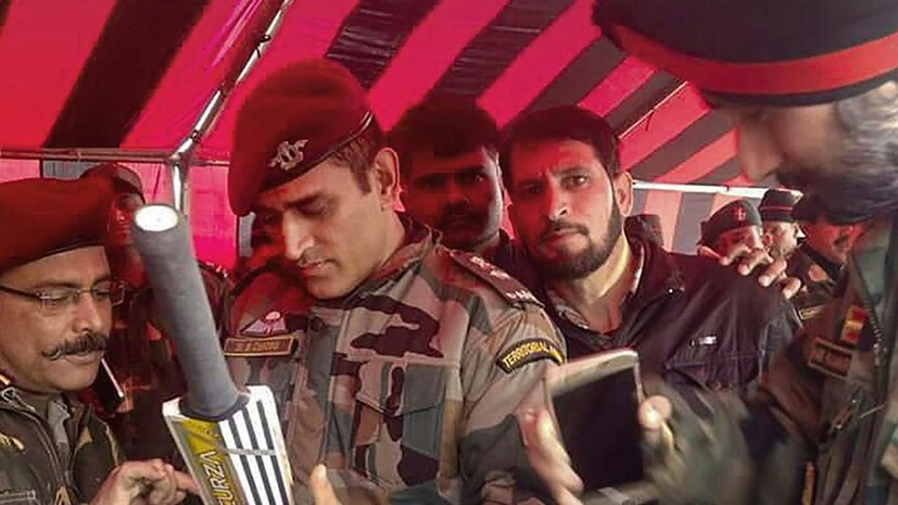 আপাতত দু’মাস ক্রিকেট থেকে বিশ্রাম নিয়ে সেনাবাহিনীতে কাজে যোগ দিয়েছেন বিশ্বকাপজয়ী প্রাক্তন ভারত অধিনায়ক ৷
