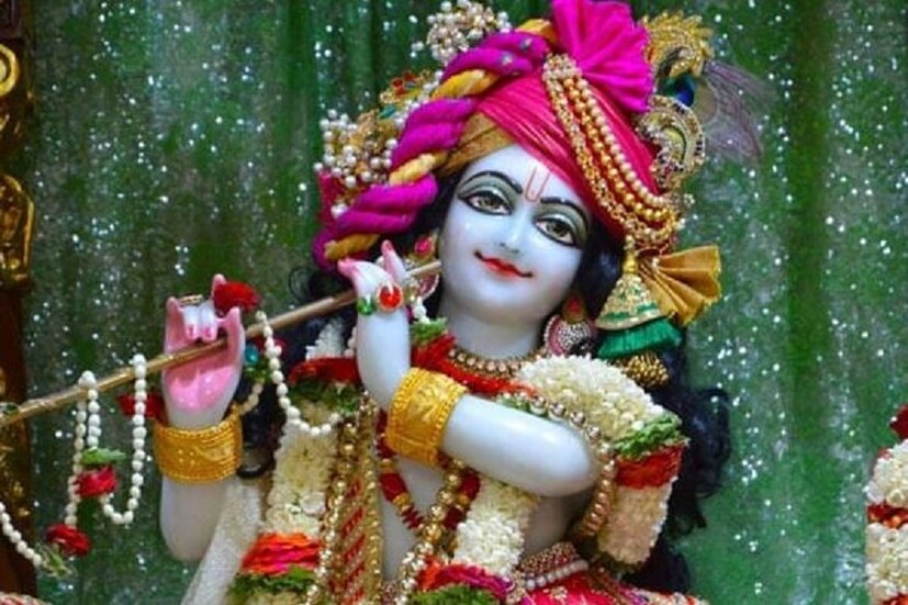 ধুমধাম করে করছেন জন্মাষ্টমীর পুজো৷ বাড়িতে গোপাল রয়েছে৷ বছরের প্রতিটা দিনই তাঁর পুজার্চনা হয়৷ কিন্তু জন্মাষ্টমীতে বিশেষভাবে পুজিত হন শ্রীকৃষ্ণ৷ তাই তার ভোগও হয় অন্যদিনের থেকে অনেক আলাদা৷ কী কী থাকতেই হবে কৃষ্ণকে নিবেদিত ভোগে? যা না থাকলে ঘনিয়ে আসতে পারে বিদপ? জেনে নিন...
