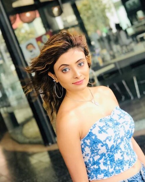 ১০০ নম্বরে ফোন করে অভিযোগ জানান অভিনেত্রী। ঘটনাস্থলে পৌঁছয় কসবা থানার পুলিশ। অভিযুক্ত পেট্রোল পাম্প কর্মীদের থানায় নিয়ে যাওয়া হয়। Photo Courtesy: Juhi Sengupta/Instagram