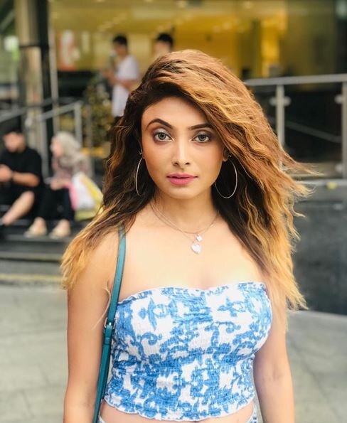 গাড়িতে তেল ভরা নিয়ে বচসার শুরু। সেই বচসাই শেষ পর্যন্ত গড়ায় হাতাহাতিতে । Photo Courtesy: Juhi Sengupta/Instagram গাড়িতে তেল ভরা নিয়ে বচসার শুরু। সেই বচসাই শেষ পর্যন্ত গড়ায় হাতাহাতিতে । Photo Courtesy: Juhi Sengupta/Instagram