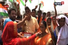 ৩৭০ ধারার অবসান, ওয়াঘা সীমান্তে শুরু হল মিষ্টি বিতরণ, দেখুন ভিডিও--- ৩৭০ ধারার অবসান, ওয়াঘা সীমান্তে শুরু হল মিষ্টি বিতরণ, দেখুন ভিডিও---
