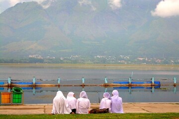 কাশ্মীরি আপেল কেনার ক্ষমতা নেই,কাশ্মীরি মেয়ে বিয়ে করার শখ!বিস্ফোরক অভিনেত্রী