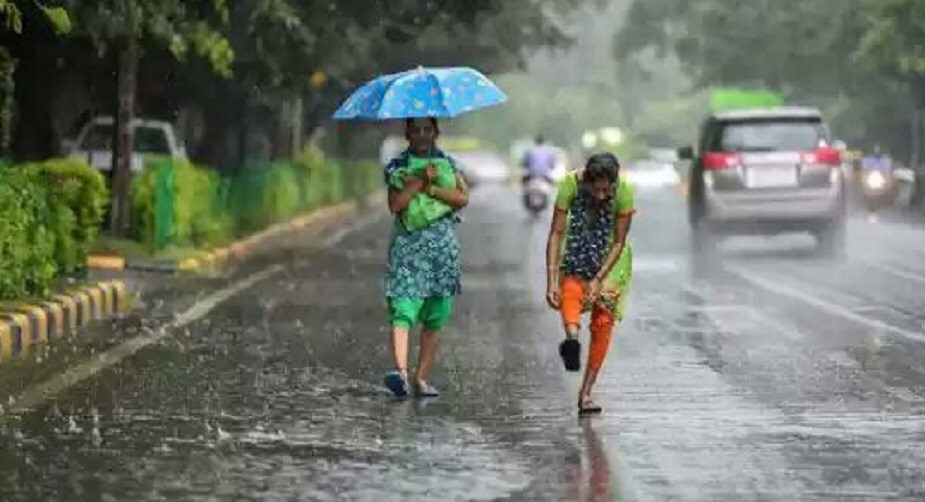 তবে আগামী ২৪ ঘণ্টায় উত্তরবঙ্গের ৫ জেলায় ভারী বৃষ্টির সর্তকতা আছে। বিক্ষিপ্ত ভাবে কয়েক জায়গায় ভারী বৃষ্টি হতে পারে। কিন্তু তারপরে আর কোনও ভারী বৃষ্টির সর্তকতা নেই। তবে আগামী ২৪ ঘণ্টায় উত্তরবঙ্গের ৫ জেলায় ভারী বৃষ্টির সর্তকতা আছে। বিক্ষিপ্ত ভাবে কয়েক জায়গায় ভারী বৃষ্টি হতে পারে। কিন্তু তারপরে আর কোনও ভারী বৃষ্টির সর্তকতা নেই।