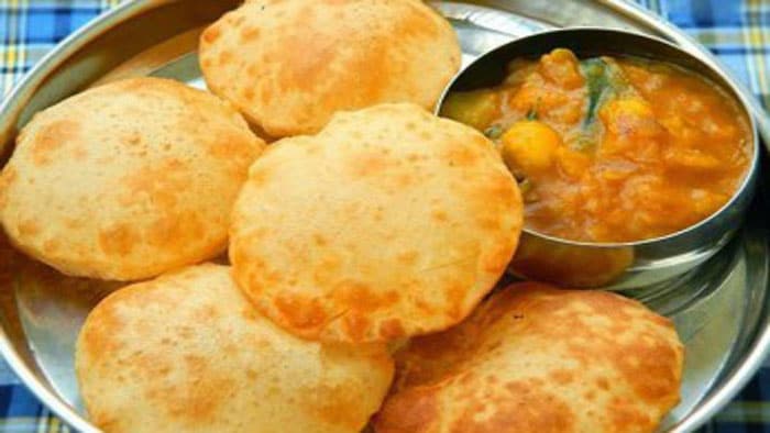 • রং আনুন এই ভাবে- ময়দা মাখার সময় অল্প চিনি দিয়ে মাখুন ৷ চিনির ক্যারামেলের ফলে সুন্দর রং হবে ৷ • রং আনুন এই ভাবে- ময়দা মাখার সময় অল্প চিনি দিয়ে মাখুন ৷ চিনির ক্যারামেলের ফলে সুন্দর রং হবে ৷