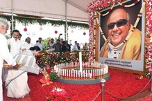 করুণানিধির প্রথম মৃত্যুবার্ষিকীতে তাঁর মূর্তি উন্মোচন অনুষ্ঠানে মমতা করুণানিধির প্রথম মৃত্যুবার্ষিকীতে তাঁর মূর্তি উন্মোচন অনুষ্ঠানে মমতা