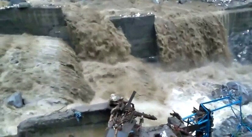 যদিও মেঘভাঙা বৃষ্টির জেরে থুলিকুলের মাছের ভেড়ি ক্ষতিগ্রস্ত হয়েছে । পাটলুকুহলের টেন্টগুলিও নষ্ট হয়ে গিয়েছে । 