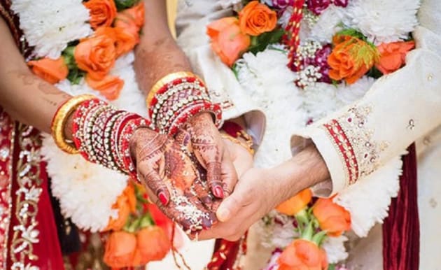 হিমাচল প্রদেশের মণিকর্ণা এলাকার পানি গ্রাম ৷ এখনও পর্যন্ত এখানকার সমস্ত গ্রামবাসী এই প্রথা মেনে আসছে ৷ এবং বিয়ের পর পাঁচদিন পর্যন্ত মহিলাদের জামা কাপড় পড়তে দেওয়া হয় না ৷ হিমাচল প্রদেশের মণিকর্ণা এলাকার পানি গ্রাম ৷ এখনও পর্যন্ত এখানকার সমস্ত গ্রামবাসী এই প্রথা মেনে আসছে ৷ এবং বিয়ের পর পাঁচদিন পর্যন্ত মহিলাদের জামা কাপড় পড়তে দেওয়া হয় না ৷