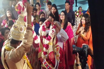 প্রেমের বিয়েতে ৫, সম্বন্ধের বিয়েতে ২.৫ লক্ষ টাকা বর দিতে বাধ্য !