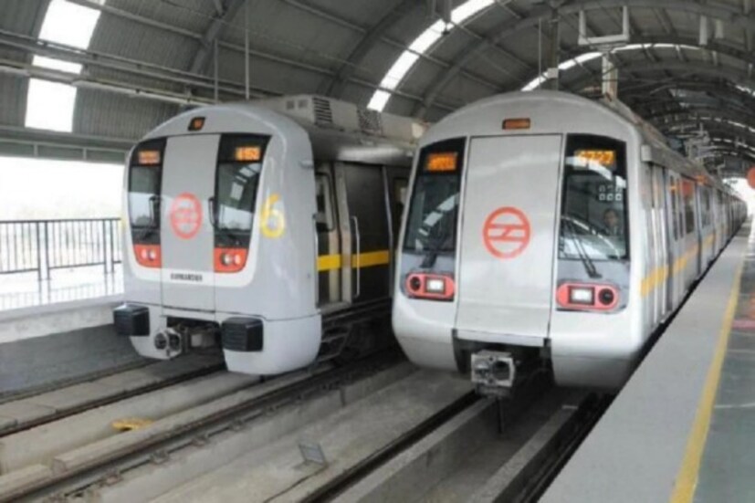 ৩৭০ ধারা খারিজ হওয়ার পর এবার খুব শীঘ্রই কেন্দ্র সরকার কাশ্মীরে মেট্রো পরিষেবা চালু করতে চলেছে ৷ এই নিয়ে খুব দ্রুত গতিতে কাজ শুরু করে দেওয়া হয়েছে ৷ মিডিয়া রিপোর্টস অনুযায়ী, মেট্রোর ডিপিআর (ডিটেল প্রোজেক্ট রিপোর্ট) তৈরি হয়ে গিয়েছে ৷ ২০২০ সাল থেকে শ্রীনগরে মেট্রোর কাজ শুরু করে দেওয়ার পরিকল্পনা রয়েছে ৷ শ্রীনগর মেট্রো কাশ্মীরের লাইফ লাইন হিসেবে কাজ করবে ৷ শ্রীনগর মেট্রো প্রোজেক্ট সম্পূর্ণ করতে প্রায় ৫০০০ কোটি টাকা খরচ হতে চলেছে ৷