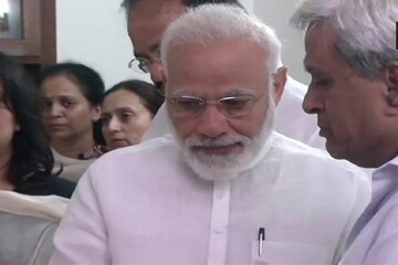 দীর্ঘদিনের সঙ্গীকে শেষ বিদায়, কেঁদে ফেললেন মোদি দীর্ঘদিনের সঙ্গীকে শেষ বিদায়, কেঁদে ফেললেন মোদি