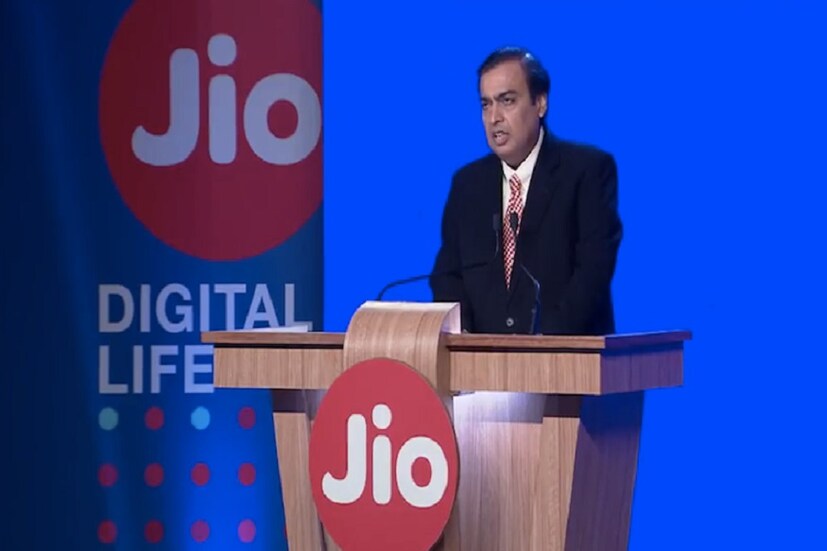 এদিন তিনি আরও জানান Jio GigaFiber এর জন্য ৫ কোটি রেজিষ্ট্রেশন হয়ে গিয়েছে ৷ এখনও পর্যন্ত ৫০ লক্ষ বাড়িতে পৌঁছে গিয়েছে ৷ এক বছরে Jio GigaFiber গোটা দেশের প্রত্যেক প্রান্তে পৌঁছে যাবে ৷ জিও-র প্রিমিয়াম গ্রাহকরা একটি বিশেষ সুবিধা পেতে চলেছেন ৷ 