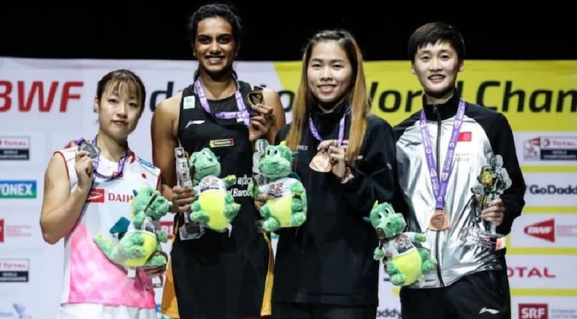 দীর্ঘদিন ধরেই বলেছিলেন তিনি অলিম্পিক্সে সোনা ও বিশ্ব ব্যাডমিন্টন চ্যাম্পিয়নশিপে সোনা জিততে চান তবে জয়ের পরেও সেলিব্রশনে সেই ঝাঁঝ ছিল না সিন্ধুর ৷ এই প্রশ্নের উত্তরেও সোজাসাপ্টা জবাব দিয়েছেন ভারতের সোনার মেয়ে ৷ তিনি বলেছেন তিনি ফোকাসড ছিলেন , শান্ত ছিলেন , শুরুটা ভালো হয়েছিল তাই ঠিকভাবে শেষ করার দিকেই মনোসংযোগ ছিল তাঁর ৷ মাথায় আর কিছুই ছিল না ৷ এরপর একসঙ্গে এতগুলো অনুভূতি কাজ করছিল যে খুব বেশি বোঝার সময় পাওয়া যায়নি ৷ 