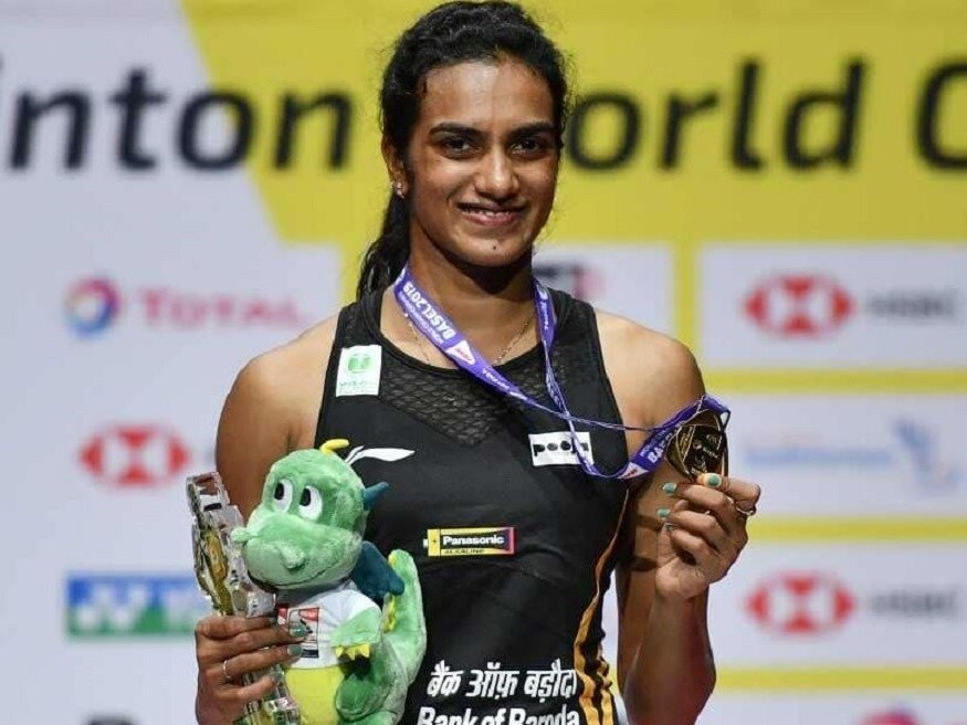 গোপী স্যারের সহজ টিপসেই বাজিমাত মাতছেন হায়দরাবাদী কন্যা ৷ তাঁর কথায় গোপীচাঁদ বলে দিচ্ছেন নিজের খেলাটা খেল ৷ কারণ এই স্তরের প্রতি খেলোয়াড়ের মানই সমান ৷ এবং প্রতিটা টুর্নামেন্টে এদের সকলের সঙ্গেই খেলা হয় ৷ ফলে প্রত্যেকেই প্রত্যেককে ভীষণ ভালো জানে ৷ কেউ যদি না কোনও ভুল করে তাহলে নিজের খেলাটা খেলে যাওয়াই ভালো ৷ গোপী স্যারের সহজ টিপসেই বাজিমাত মাতছেন হায়দরাবাদী কন্যা ৷ তাঁর কথায় গোপীচাঁদ বলে দিচ্ছেন নিজের খেলাটা খেল ৷ কারণ এই স্তরের প্রতি খেলোয়াড়ের মানই সমান ৷ এবং প্রতিটা টুর্নামেন্টে এদের সকলের সঙ্গেই খেলা হয় ৷ ফলে প্রত্যেকেই প্রত্যেককে ভীষণ ভালো জানে ৷ কেউ যদি না কোনও ভুল করে তাহলে নিজের খেলাটা খেলে যাওয়াই ভালো ৷