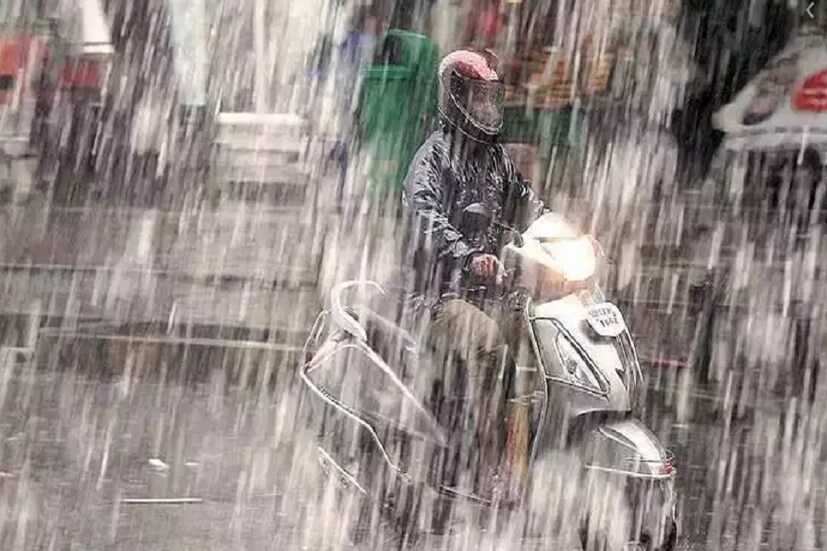 সকাল থেকে আকাশে মেঘ রোদের খেলা ৷ কখন প্রবল বৃষ্টিতে ভাসছে শহর ৷ কখন আবার মেঘের ফাঁকে রোদের উঁকি ৷ আগামী ২৪ ঘণ্টায় বদলাতে চলেছে আবহাওয়া ৷ 