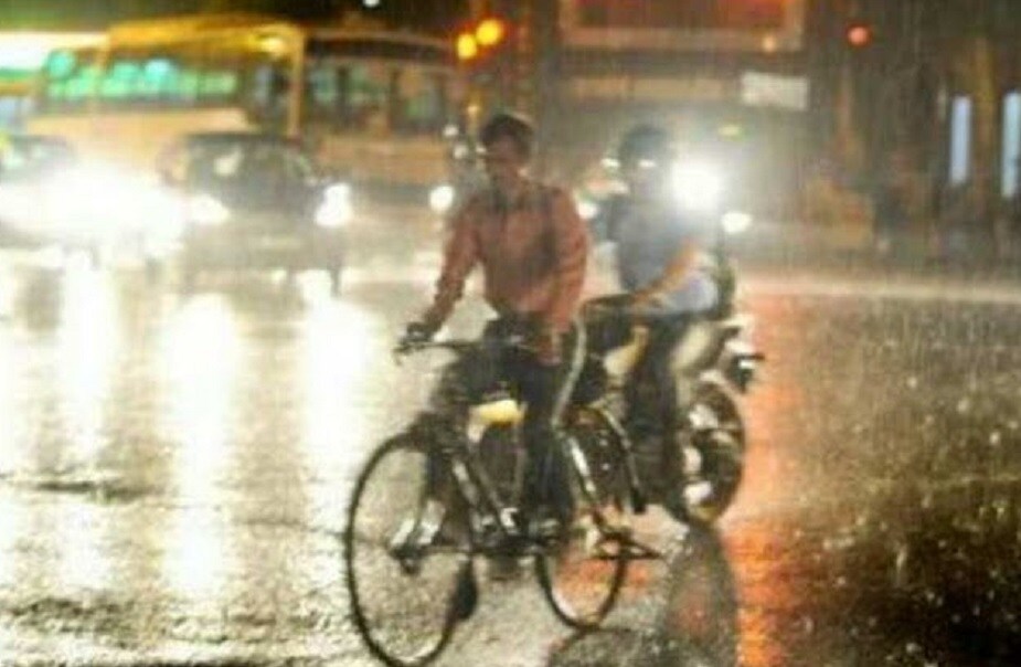 জেরে কলকাতা-সহ দক্ষিণবঙ্গে ভারী বৃষ্টির সম্ভাবনা । আগামী ৪৮ ঘণ্টায় বজ্রবিদ্যুৎ সহ ভারীবৃষ্টি । প্রতীকী ছবি ৷ জেরে কলকাতা-সহ দক্ষিণবঙ্গে ভারী বৃষ্টির সম্ভাবনা । আগামী ৪৮ ঘণ্টায় বজ্রবিদ্যুৎ সহ ভারীবৃষ্টি । প্রতীকী ছবি ৷