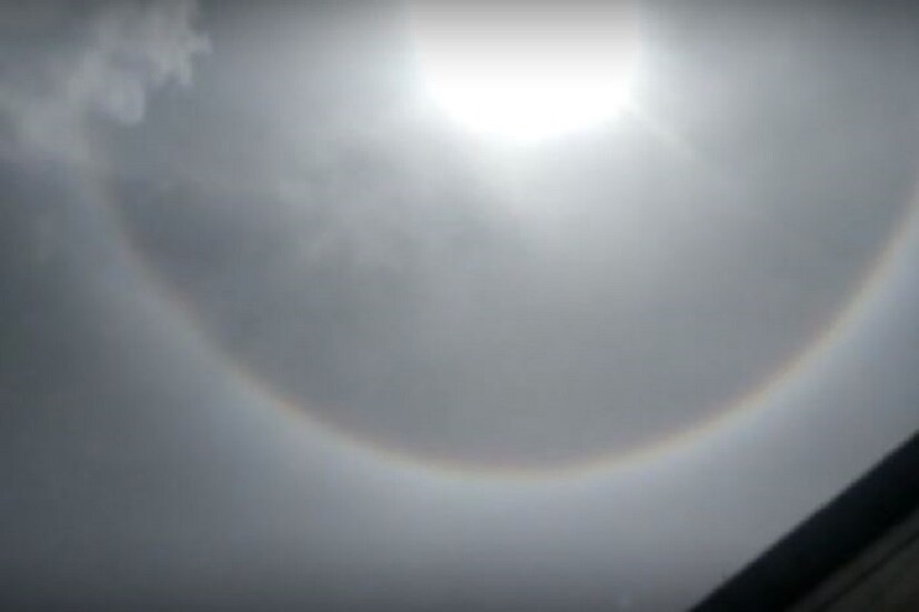 ঔরঙ্গবাদের মেঘাচ্ছন্ন আকাশেই দেখা পাওয়া গিয়েছে এই রামধনুর তবে একাংশের মতে এটি আদতে 'সান হালো'।