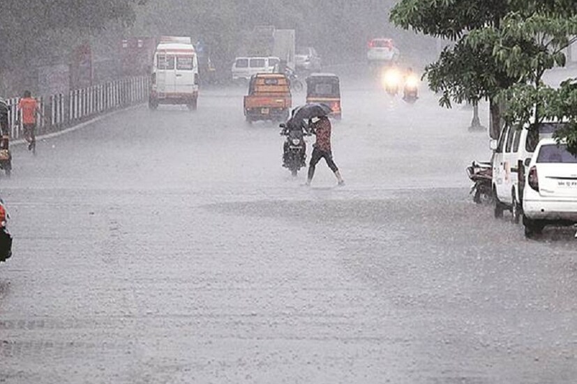 হালকা বৃষ্টির সঙ্গেই বইবে ঝোড়ো হাওয়া ৷ প্রায় ৪৫ কিমি বেগে ঝড়ের মতো বইবে হাওয়া ৷ তাই ঢাল-তরোয়াল বৃষ্টি অসুর আসার আগেই সেরে নিন পুজোর কেনাকাটা ৷