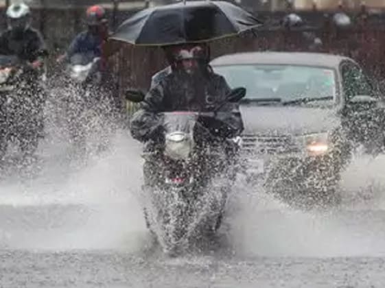 বেশ কয়েকটি এলাকায় রেড অ্যালার্ট জারি করা হয়েছে আবহাওয়া দফতরের তরফে ৷ পাশাপাশি বন্য বিপর্যস্ত কেরলেও আগামী ৪৮ ঘন্টায় অতিভারী বৃষ্টির সম্ভাবনা রয়েছে ৷ বেশ কয়েকটি এলাকায় রেড অ্যালার্ট জারি করা হয়েছে আবহাওয়া দফতরের তরফে ৷ পাশাপাশি বন্য বিপর্যস্ত কেরলেও আগামী ৪৮ ঘন্টায় অতিভারী বৃষ্টির সম্ভাবনা রয়েছে ৷