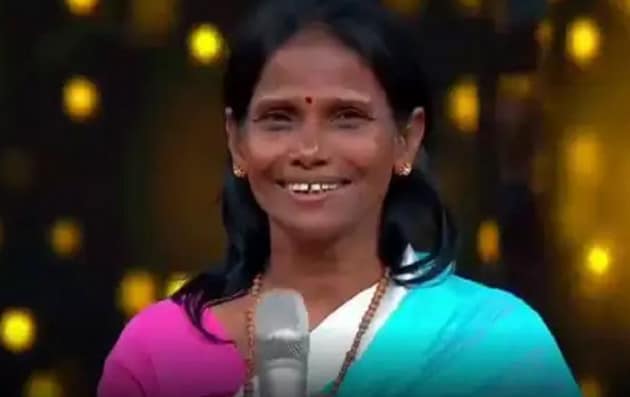 শুধু তাই নয়৷ ‘লতাকন্ঠী’ রানু মন্ডল এবার বলিউডে। সঙ্গীত পরিচালক হিমেশ রেশামিয়ার সঙ্গে ‘হ্যাপি হার্ডি অ্যান্ড হীর’ ছবির জন্য প্লে-ব্যাক করলেন। রেকর্ডিং স্টুডিয়োতে রানু গেয়েছেন 'তেরি মেরি কাহানি'। শুধু তাই নয়৷ ‘লতাকন্ঠী’ রানু মন্ডল এবার বলিউডে। সঙ্গীত পরিচালক হিমেশ রেশামিয়ার সঙ্গে ‘হ্যাপি হার্ডি অ্যান্ড হীর’ ছবির জন্য প্লে-ব্যাক করলেন। রেকর্ডিং স্টুডিয়োতে রানু গেয়েছেন 'তেরি মেরি কাহানি'।
