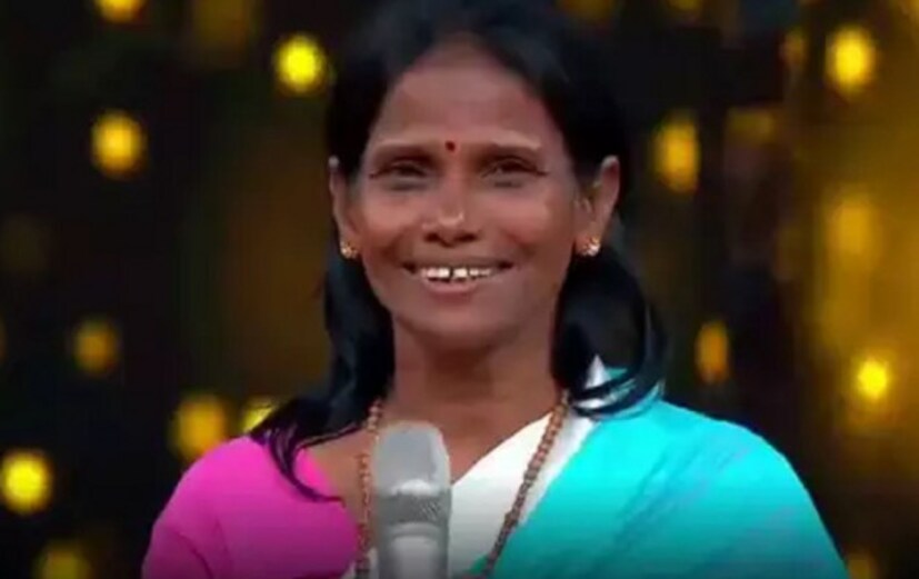  শুধু তাই নয়৷ ‘লতাকন্ঠী’ রানু মন্ডল এবার বলিউডে। সঙ্গীত পরিচালক হিমেশ রেশামিয়ার সঙ্গে ‘হ্যাপি হার্ডি অ্যান্ড হীর’ ছবির জন্য প্লে-ব্যাক করলেন। রেকর্ডিং স্টুডিয়োতে রানু গেয়েছেন 'তেরি মেরি কাহানি'। 