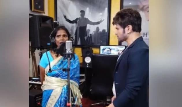 সম্প্রতি একাধিক কারণে খবরের শিরোনামে রয়েছেন রাণু মন্ডল ৷ বেশ কয়েকটি মিডিয়া রিপোর্টসে খবর ছড়িয়ে পড়ে যে বলিউড সুপারস্টার সলমন খান ৫৫ লক্ষ টাকার ফ্ল্যাট উপহার দিতে চলেছেন ৷ তবে রানাঘাটের আমরা সবাই শয়তান ক্লাবের সদস্য ভিকি বিশ্বাস জানিয়েছেন খবরটি সম্পূর্ণ ফেক ৷ ক্লাবের দু’জন সদস্য রাণুর ভিডিও রেকর্ড করে রানাঘাট স্টেশনে যেটা পরে ভাইরাল হয়ে যায় সোশ্যাল মিডিয়ায় ৷ এরপর থেকে রাণু সমস্ত বিষয়ে তারা নজর রাখছে ৷ তবে সলমনের ফ্ল্যাট উপহার দেওয়ার বিষয়টি কিছু জানেন না তারা ৷ সোশ্যাল মিডিয়ায় এই ফেক নিউজ ছড়ানো হয়েছে ৷ সম্প্রতি একাধিক কারণে খবরের শিরোনামে রয়েছেন রাণু মন্ডল ৷ বেশ কয়েকটি মিডিয়া রিপোর্টসে খবর ছড়িয়ে পড়ে যে বলিউড সুপারস্টার সলমন খান ৫৫ লক্ষ টাকার ফ্ল্যাট উপহার দিতে চলেছেন ৷ তবে রানাঘাটের আমরা সবাই শয়তান ক্লাবের সদস্য ভিকি বিশ্বাস জানিয়েছেন খবরটি সম্পূর্ণ ফেক ৷ ক্লাবের দু’জন সদস্য রাণুর ভিডিও রেকর্ড করে রানাঘাট স্টেশনে যেটা পরে ভাইরাল হয়ে যায় সোশ্যাল মিডিয়ায় ৷ এরপর থেকে রাণু সমস্ত বিষয়ে তারা নজর রাখছে ৷ তবে সলমনের ফ্ল্যাট উপহার দেওয়ার বিষয়টি কিছু জানেন না তারা ৷ সোশ্যাল মিডিয়ায় এই ফেক নিউজ ছড়ানো হয়েছে ৷