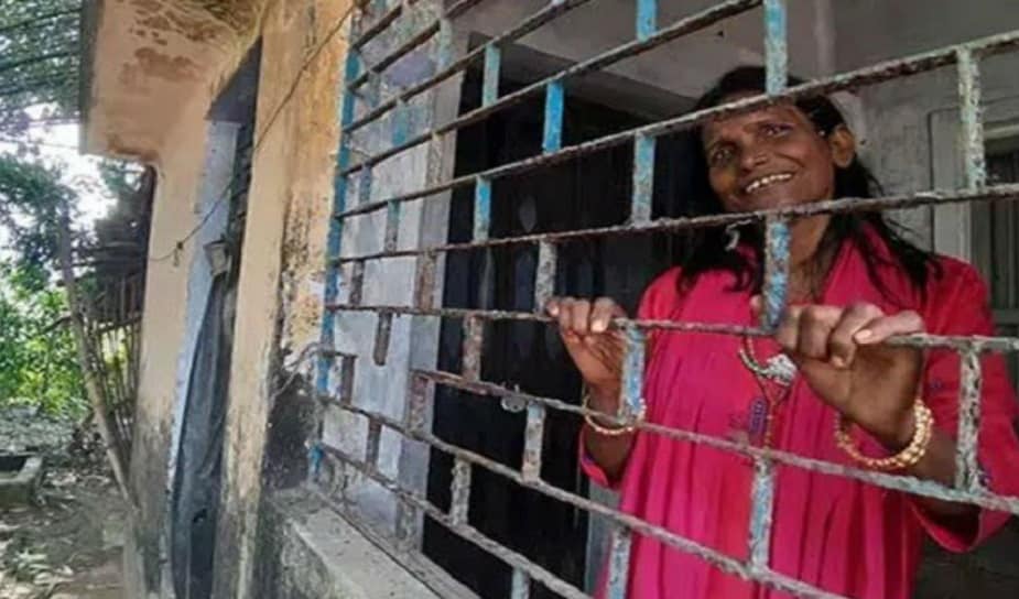 লাইমলাইটে যাওয়ার সঙ্গে সঙ্গে রাণাঘাটের পুরনো বাড়ি ছেড়ে নতুন বাড়িতে উঠে যান রাণু মণ্ডল। নিন্দুকেরা বলছেন, ইদানীং নাকি আর তেমন কাজ পাচ্ছেন না রাণু, তাই মিডিয়ার মুখোমুখি হচ্ছেন না। বলা যায়, মিডিয়া বিমুখ হয়ে পড়েছেন। লাইমলাইটে যাওয়ার সঙ্গে সঙ্গে রাণাঘাটের পুরনো বাড়ি ছেড়ে নতুন বাড়িতে উঠে যান রাণু মণ্ডল। নিন্দুকেরা বলছেন, ইদানীং নাকি আর তেমন কাজ পাচ্ছেন না রাণু, তাই মিডিয়ার মুখোমুখি হচ্ছেন না। বলা যায়, মিডিয়া বিমুখ হয়ে পড়েছেন।