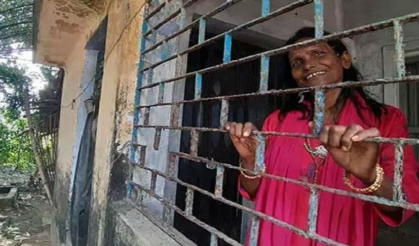 লাইমলাইটে যাওয়ার সঙ্গে সঙ্গে রাণাঘাটের পুরনো বাড়ি ছেড়ে নতুন বাড়িতে উঠে যান রাণু মণ্ডল। নিন্দুকেরা বলছেন, ইদানীং নাকি আর তেমন কাজ পাচ্ছেন না রাণু, তাই মিডিয়ার মুখোমুখি হচ্ছেন না। বলা যায়, মিডিয়া বিমুখ হয়ে পড়েছেন।