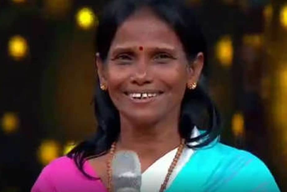 'ফুলো কা তারো কা', ' পানা কি তামান্না' বা 'জিন্দেগি অওর কুছ ভি নেহি'... দিন-রাত গান গাইতেন রানাঘাটের ভবঘুরে রাণু। সম্প্রতি কয়েকজন এই গানের ভিডিও সোশ্যাল মিডিয়ায় আপলোড করেন। তারপরেই মুহূর্তে ভাইরাল রানাঘাটের 'লতা'। বদলে গেল ভবঘুরে রাণুর জীবন। এককথায়, রাণু পেলেন লটারি। রানাঘাটের স্টেশনের ভাইরাল রাণু এখন লাইমলাইটের কেন্দ্রবিন্দুতে। স্টেশনের প্ল্যাটফর্মে লতার গান গেয়ে রাতারাতি স্টার হয়ে যান তিনি। এরপর থেকে রাণু কী করছেন, কী পরছেন, কী গাইছেন...তাঁর প্রতিটি গতিবিধিই খবরের শীর্ষে! 'ফুলো কা তারো কা', ' পানা কি তামান্না' বা 'জিন্দেগি অওর কুছ ভি নেহি'... দিন-রাত গান গাইতেন রানাঘাটের ভবঘুরে রাণু। সম্প্রতি কয়েকজন এই গানের ভিডিও সোশ্যাল মিডিয়ায় আপলোড করেন। তারপরেই মুহূর্তে ভাইরাল রানাঘাটের 'লতা'। বদলে গেল ভবঘুরে রাণুর জীবন। এককথায়, রাণু পেলেন লটারি। রানাঘাটের স্টেশনের ভাইরাল রাণু এখন লাইমলাইটের কেন্দ্রবিন্দুতে। স্টেশনের প্ল্যাটফর্মে লতার গান গেয়ে রাতারাতি স্টার হয়ে যান তিনি। এরপর থেকে রাণু কী করছেন, কী পরছেন, কী গাইছেন...তাঁর প্রতিটি গতিবিধিই খবরের শীর্ষে!