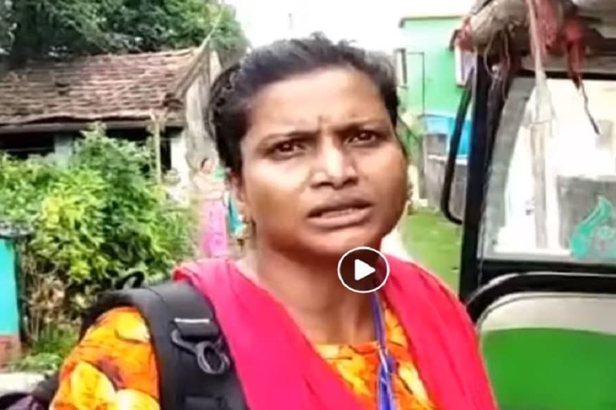 ইনি রাণু মণ্ডলের মেয়ে৷ নাম সাথী রায়৷ বিবাহসূত্রে তিনি থাকেন সিউড়িতে৷ রাণু প্রতিষ্ঠিত হওয়ার আগে তাঁর সঙ্গে দেখা হত না মেয়ের৷ কিন্তু নিয়মিত টাকা পাঠানো হত বলেই জানিয়েছেন তিনি৷ তবে বারবার প্রশ্ন উঠেছে যে কেন এর আগে মায়ের সঙ্গে যোগাযোগ করেননি তিনি? এখন মায়ের সুনামের পরই তিনি এসেছেন৷ Photo Courtesy: Facebook ইনি রাণু মণ্ডলের মেয়ে৷ নাম সাথী রায়৷ বিবাহসূত্রে তিনি থাকেন সিউড়িতে৷ রাণু প্রতিষ্ঠিত হওয়ার আগে তাঁর সঙ্গে দেখা হত না মেয়ের৷ কিন্তু নিয়মিত টাকা পাঠানো হত বলেই জানিয়েছেন তিনি৷ তবে বারবার প্রশ্ন উঠেছে যে কেন এর আগে মায়ের সঙ্গে যোগাযোগ করেননি তিনি? এখন মায়ের সুনামের পরই তিনি এসেছেন৷ Photo Courtesy: Facebook