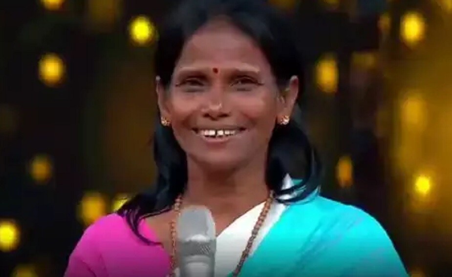 তবে এই রানুর আসল নাম কী ? এই নিয়ে অনেক জায়গায় অনেক কিছু শোনা যাচ্ছে ৷ মিডিয়া রিপোর্টের অনেক জায়গায় দাবি করা হচ্ছে রানু মণ্ডলের আসল নাম রেনু রায় ৷ আবার অনেকের দাবি রানু আগে একটি ক্লাবে সঙ্গীতশিল্পী হিসেবে কাজ করতেন ৷ তাঁকে সবাই ‘রানু ববি’ নামে ডাকতেন ৷ তবে এই রানুর আসল নাম কী ? এই নিয়ে অনেক জায়গায় অনেক কিছু শোনা যাচ্ছে ৷ মিডিয়া রিপোর্টের অনেক জায়গায় দাবি করা হচ্ছে রানু মণ্ডলের আসল নাম রেনু রায় ৷ আবার অনেকের দাবি রানু আগে একটি ক্লাবে সঙ্গীতশিল্পী হিসেবে কাজ করতেন ৷ তাঁকে সবাই ‘রানু ববি’ নামে ডাকতেন ৷