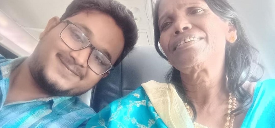 স্টেশনে কতই না ভবঘুরের গান প্রতিদিনই আমাদের কানে ভেসে আসে৷ কিন্তু ক’জন তাদের কথা বা গান মন দিয়ে শুনি আমরা? এই ব্যক্তি শুনেছিলেন৷ তাই তো রাণুর সঙ্গে তিনিও আজ তারকার সম্মান পাচ্ছেন৷Photo Courtesy: Facebook স্টেশনে কতই না ভবঘুরের গান প্রতিদিনই আমাদের কানে ভেসে আসে৷ কিন্তু ক’জন তাদের কথা বা গান মন দিয়ে শুনি আমরা? এই ব্যক্তি শুনেছিলেন৷ তাই তো রাণুর সঙ্গে তিনিও আজ তারকার সম্মান পাচ্ছেন৷Photo Courtesy: Facebook