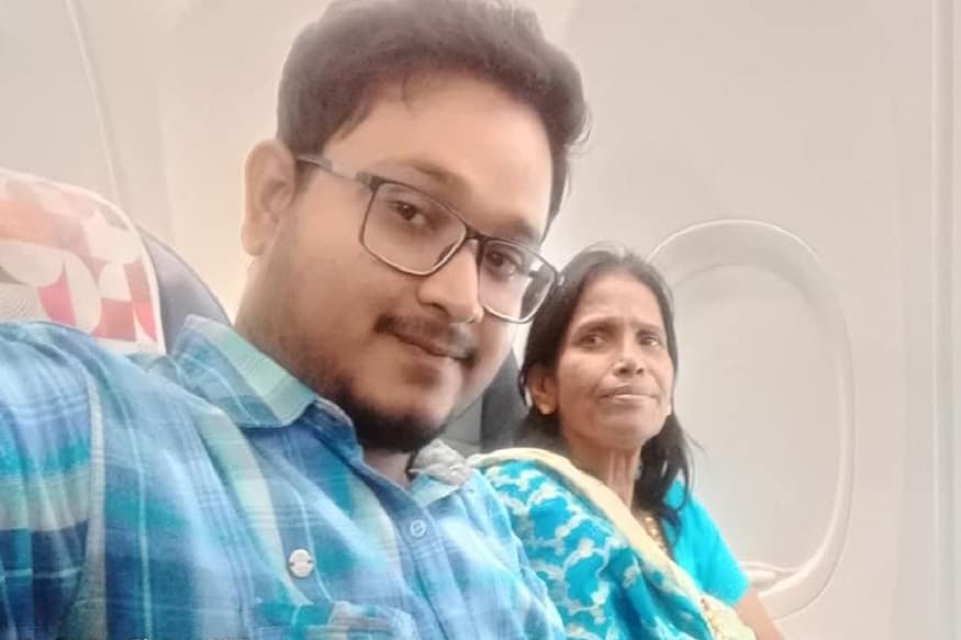 আপাতত প্রিয় রাণুদির সব দায়িত্ব নিয়েছেন তিনিই৷ তাই তো মুম্বইয়ে গানের রেকর্ডিং করতে রাণুর সঙ্গে গিয়েছিলেন অতীন্দ্র৷ মুম্বই যাওয়ার পথে বিমানে উঠে ছবি তোলেন তিনি৷ Photo Courtesy: Facebook আপাতত প্রিয় রাণুদির সব দায়িত্ব নিয়েছেন তিনিই৷ তাই তো মুম্বইয়ে গানের রেকর্ডিং করতে রাণুর সঙ্গে গিয়েছিলেন অতীন্দ্র৷ মুম্বই যাওয়ার পথে বিমানে উঠে ছবি তোলেন তিনি৷ Photo Courtesy: Facebook