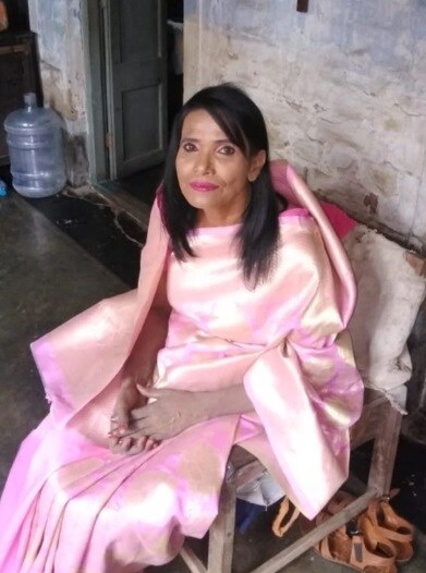 • এরপরেই কলকাতায় তাঁকে দিয়ে দুর্গাপুজোর থিং সং গাইয়েছেন পুজোকর্তারা ৷ তারপর আসে মুম্বইয়ের ডাক ৷ হিমেশের সুর দেওয়া ‘তেরি মেরি...’ গানের ভিডিও-ও এখন ভাইরাল ৷ • এরপরেই কলকাতায় তাঁকে দিয়ে দুর্গাপুজোর থিং সং গাইয়েছেন পুজোকর্তারা ৷ তারপর আসে মুম্বইয়ের ডাক ৷ হিমেশের সুর দেওয়া ‘তেরি মেরি...’ গানের ভিডিও-ও এখন ভাইরাল ৷